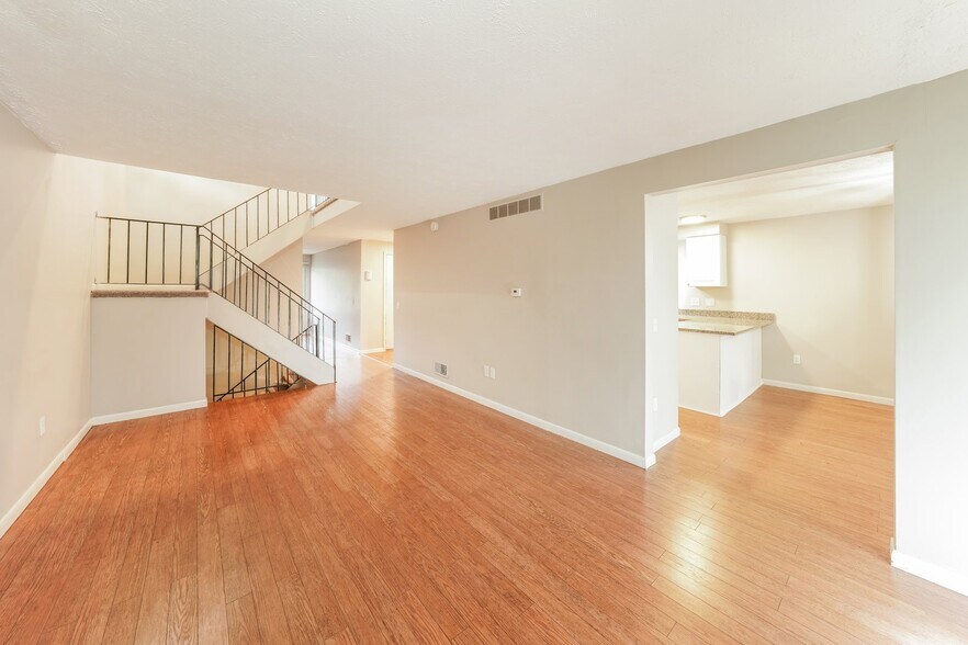 Building Photo - 30 Tilegate Glen