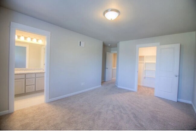 Building Photo - 607 NE 92nd Ave