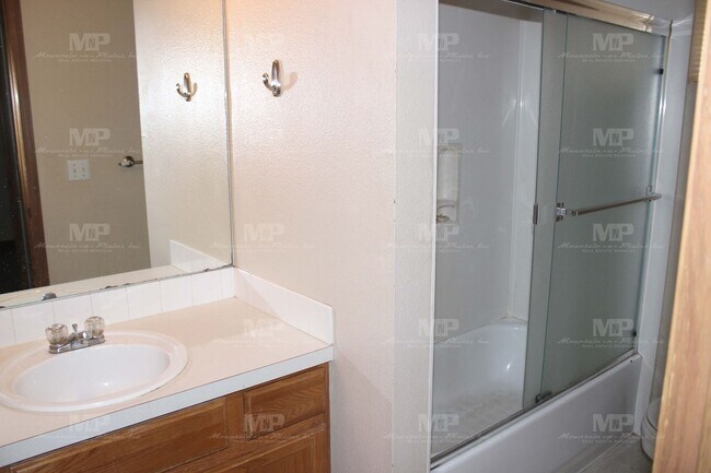 Building Photo - 639 S Whitcomb St