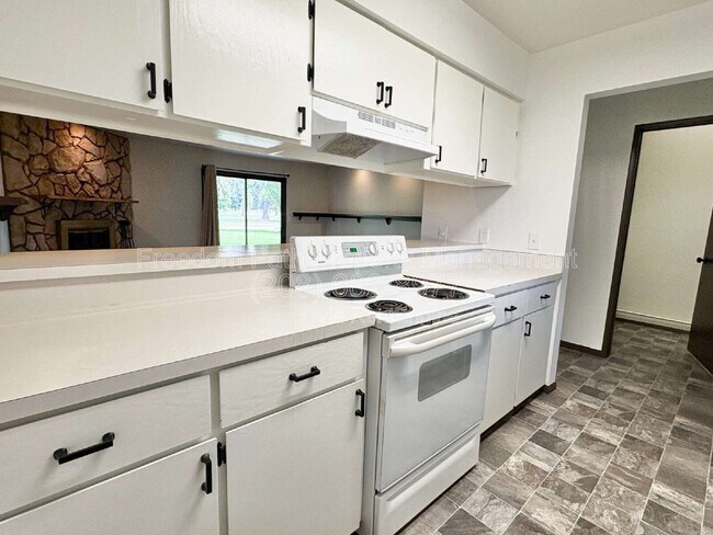 Building Photo - 2707 Fairway Dr