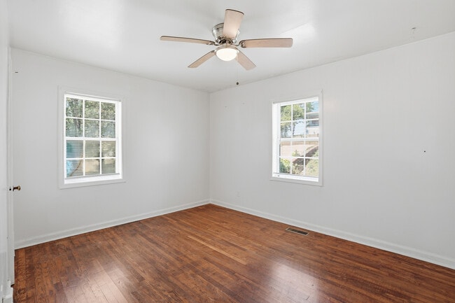 Building Photo - 517 11th Ct W