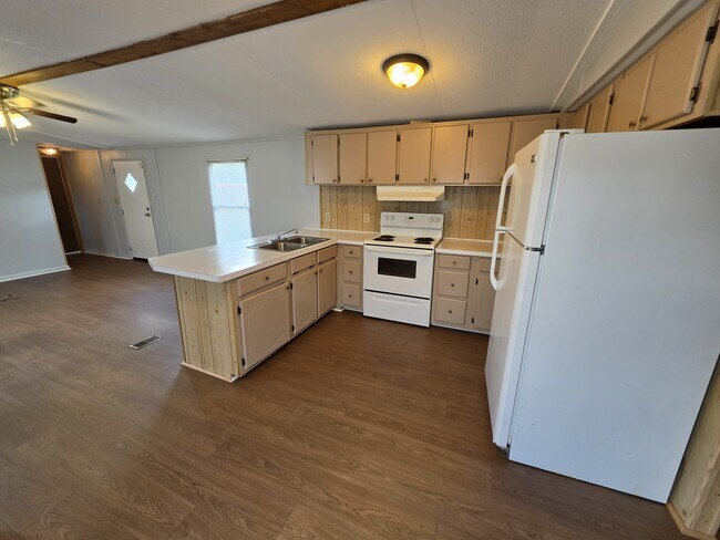 Building Photo - 105 Colonial Ct