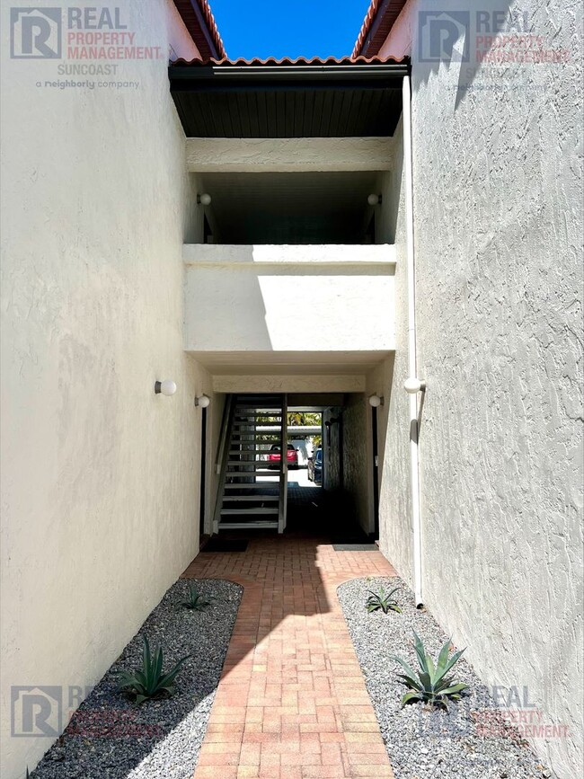 Building Photo - 631 N Orange Ave