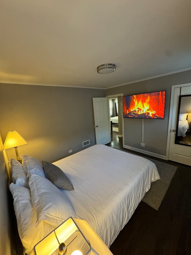 Building Photo - 6431 S Kenneth Ave