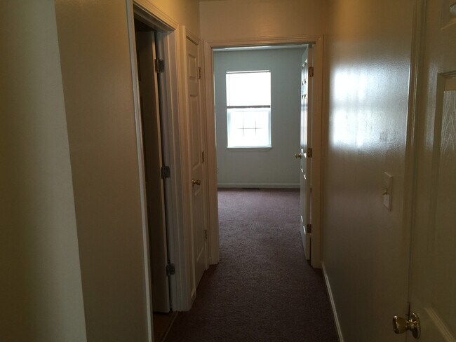 Building Photo - 2 Bed, 1.5 Bath Apartment in Shelbyville!
