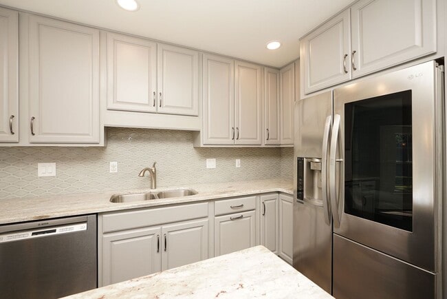 Building Photo - Spacious 5-Bedroom Home in Gated Parkwood ...