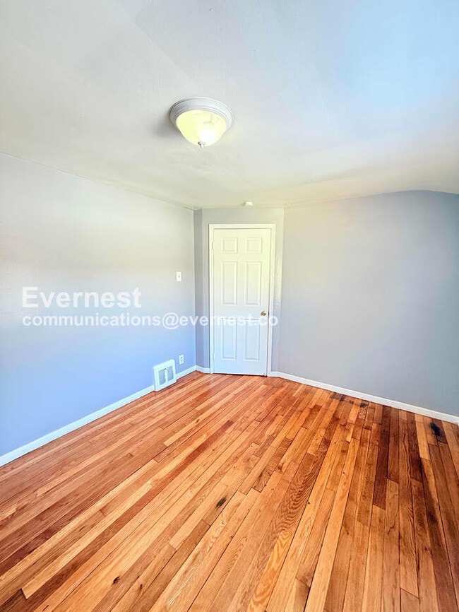 Building Photo - 2 Bed/1 Bath Home with Laundry Hookups / Pet-Friendly / Vouchers Accepted / Available Now!