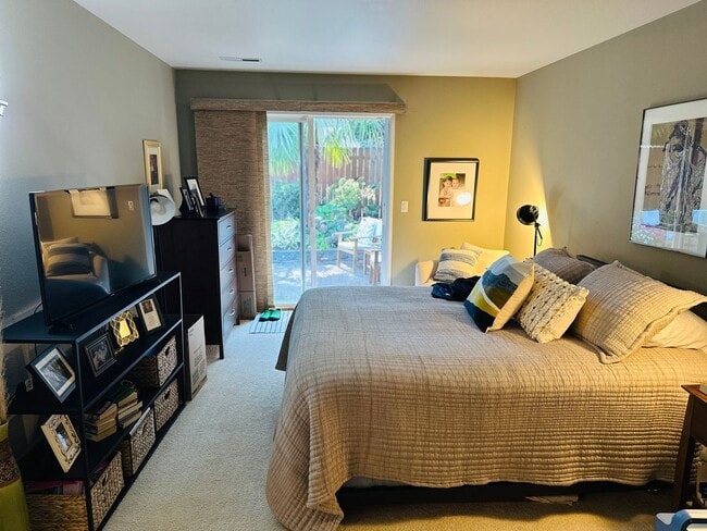 Building Photo - Charming Condo In the Center of Vancouver