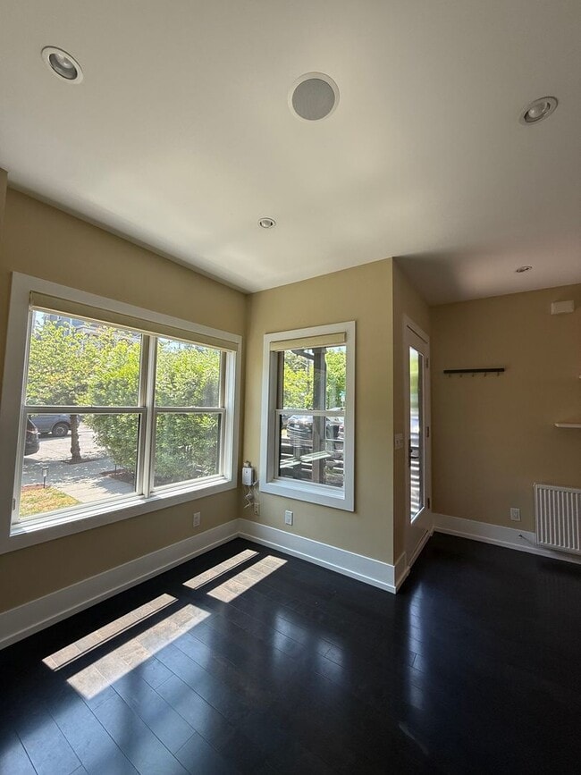 Building Photo - Fabulous Queen Anne Home with LOTS of EXTRAS!