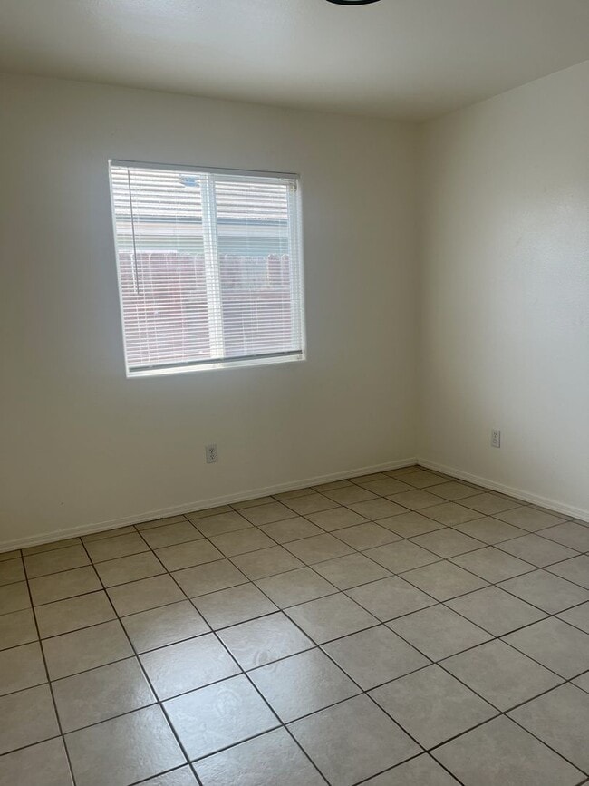 Building Photo - Spacious 4 Bedroom, 2 Bathroom Home | Avai...