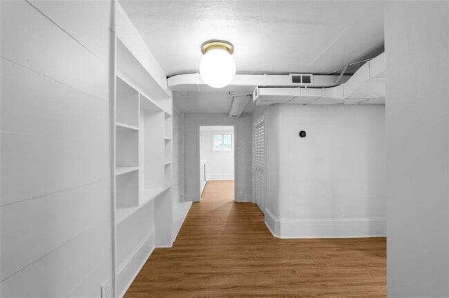 Building Photo - 833 Martina Dr NE
