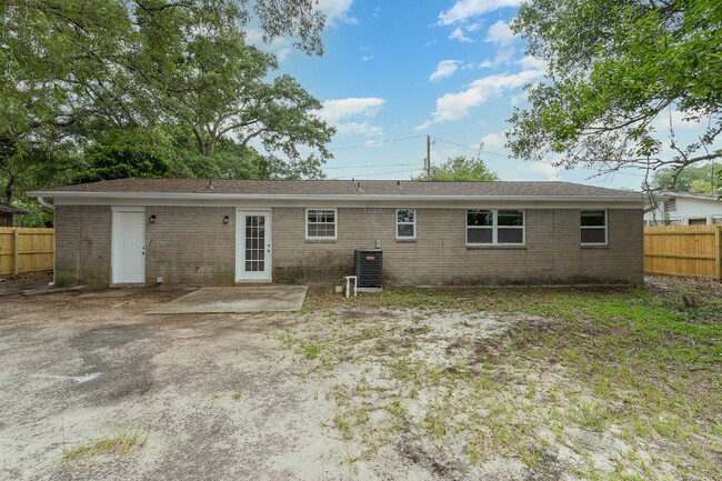 Building Photo - "Spacious 4-Bedroom, 2-Bath Home with Fenc...