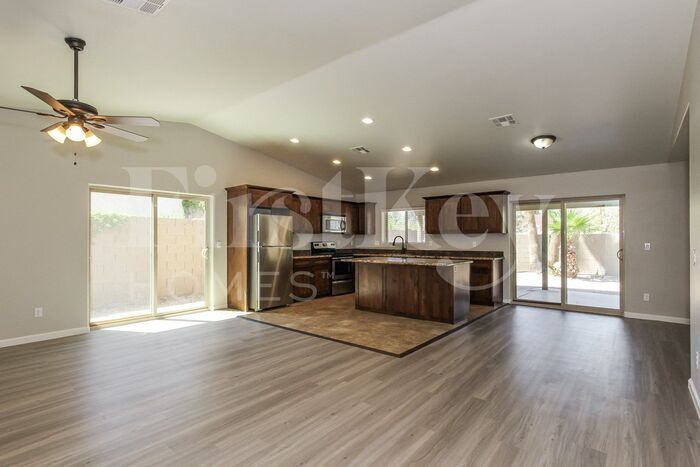 Building Photo - 2722 E Cactus Rd
