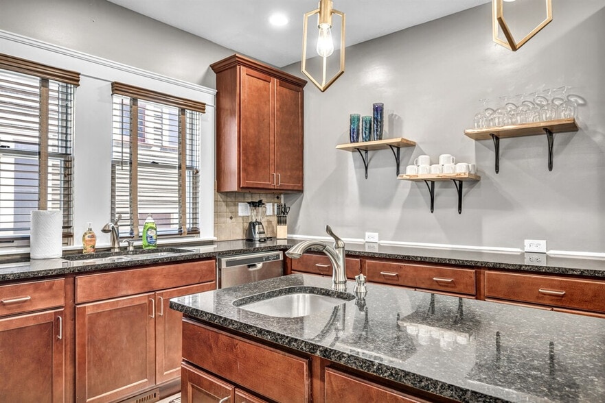 Building Photo - 1501 E 105th St