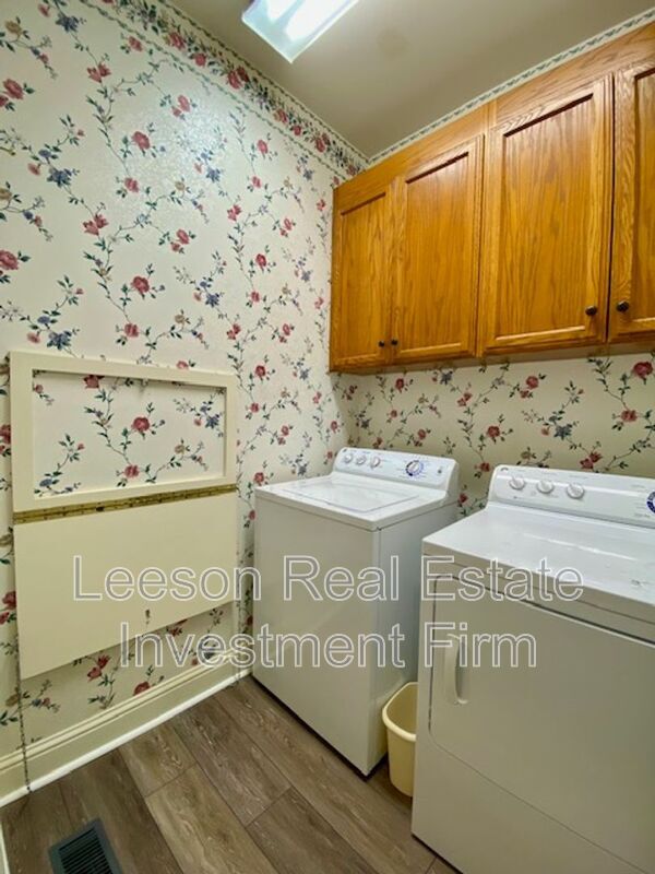 Building Photo - 5706 Wood Ridge Dr