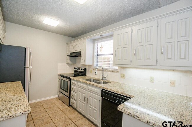 Building Photo - 5809 Hollytree-