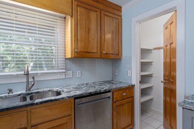 Building Photo - 320 Mendenhall Dr