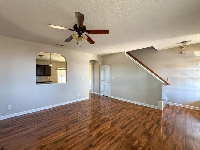 Building Photo - Beautiful 5 Bed 2.5 Bath Home with Main Level Primary Bedroom