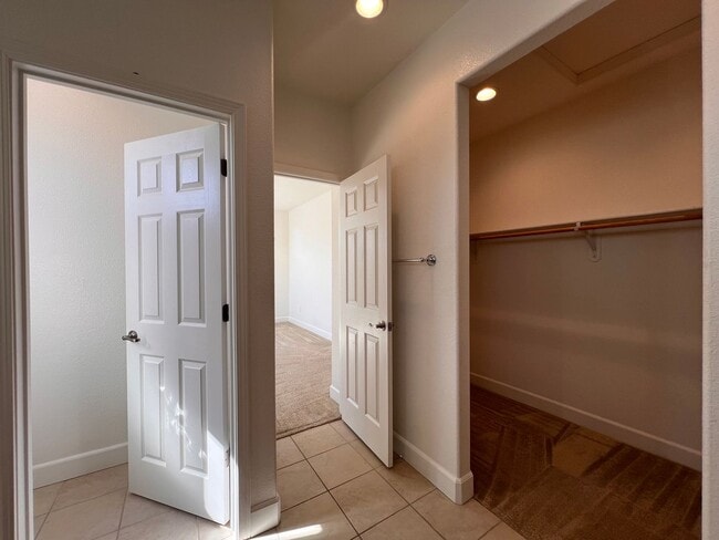Building Photo - Large 4 bedroom home located in Green Vall...