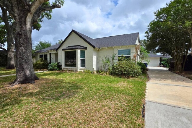 Building Photo - 1810 San Sebastian Ln