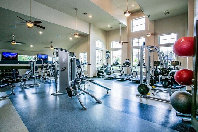 Building Photo - Save Up to $700 – Move-In Special!