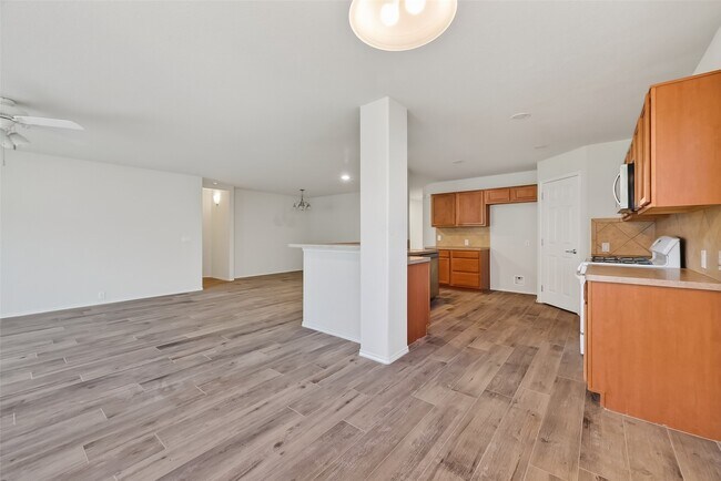 Building Photo - 827 Honeysuckle Vine Dr