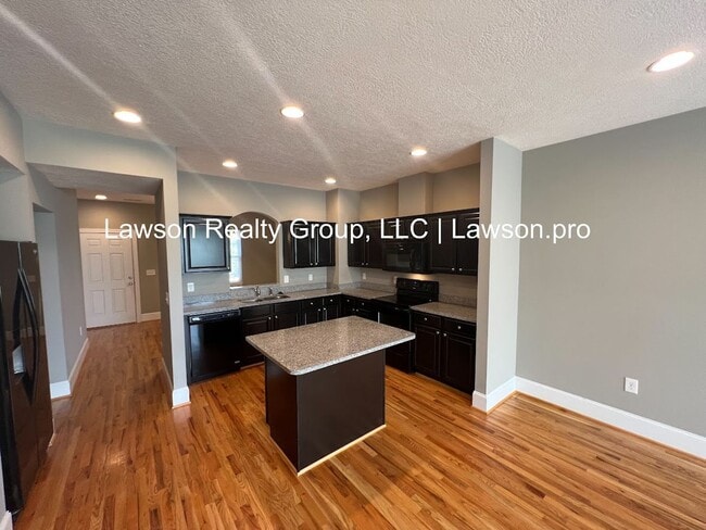 Building Photo - Luxurious Colonial Green Townhome