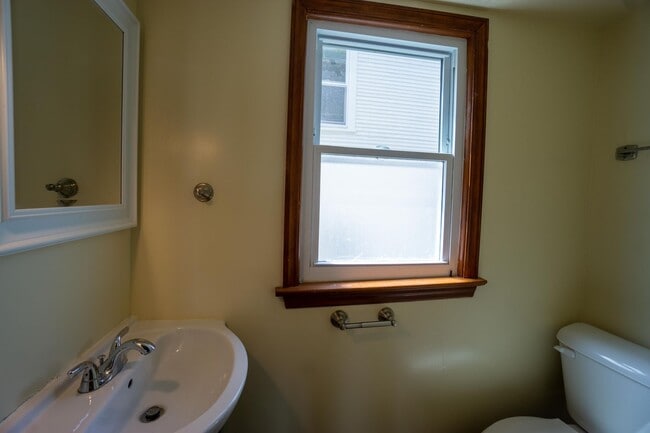 Building Photo - Spacious Single Family Home Available 8/1/26
