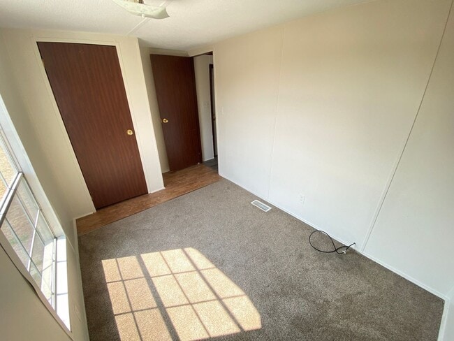 Building Photo - For Lease - 2 Bed, 1 Bath, 1000sqft, 0.5 acre yard, Carthage, TN