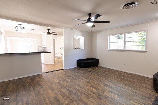 Building Photo - 674 Bell Rd S