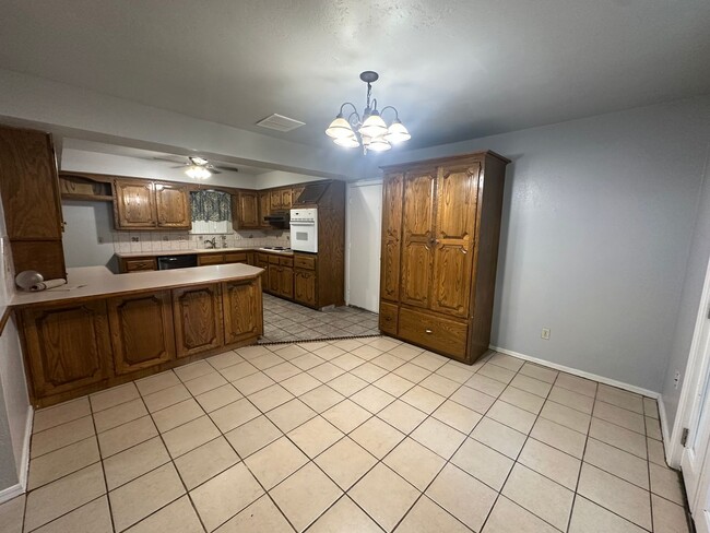 Building Photo - 312 S Avery Dr