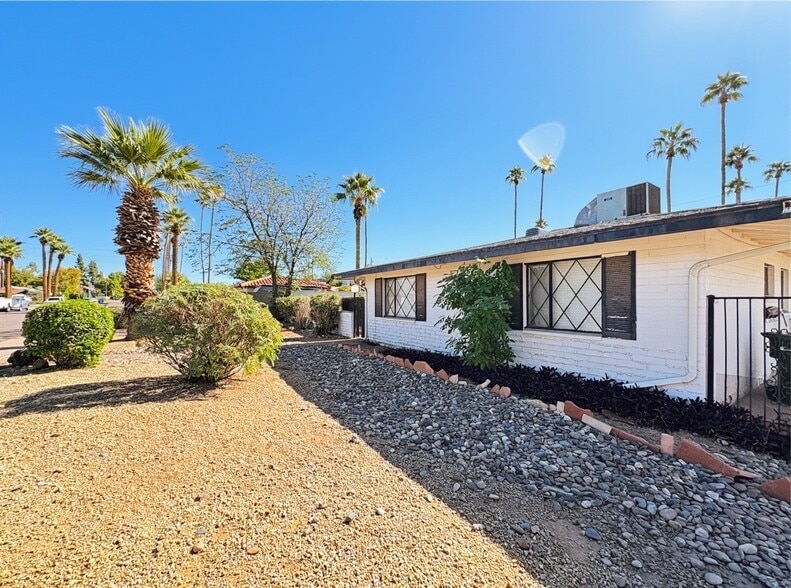 Primary Photo - 2715 E Glenrosa Ave