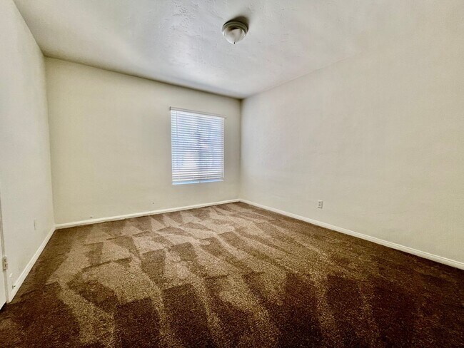 Building Photo - r701