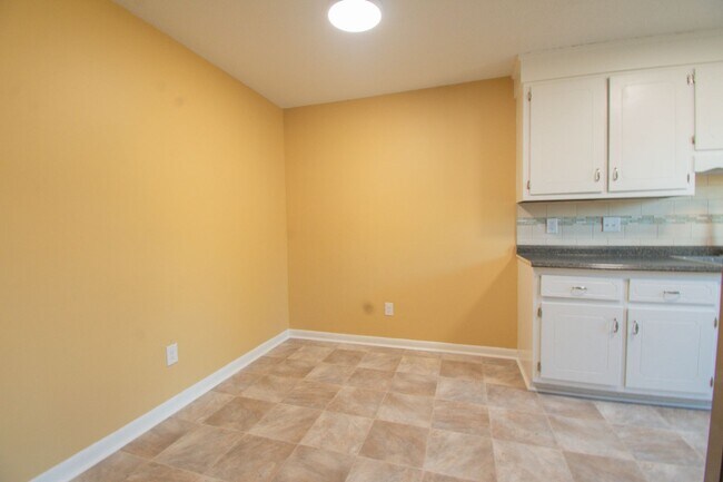 Building Photo - 3 Bedroom 2 Bathroom Fully Updated!!