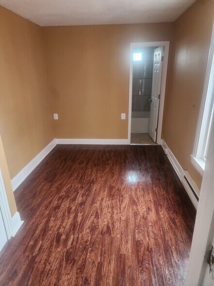 Building Photo - 40 Maple St