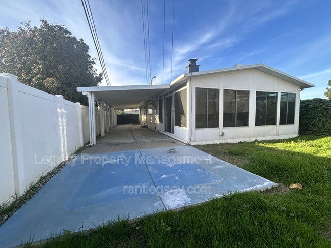 Building Photo - 5200 Fernwood Way