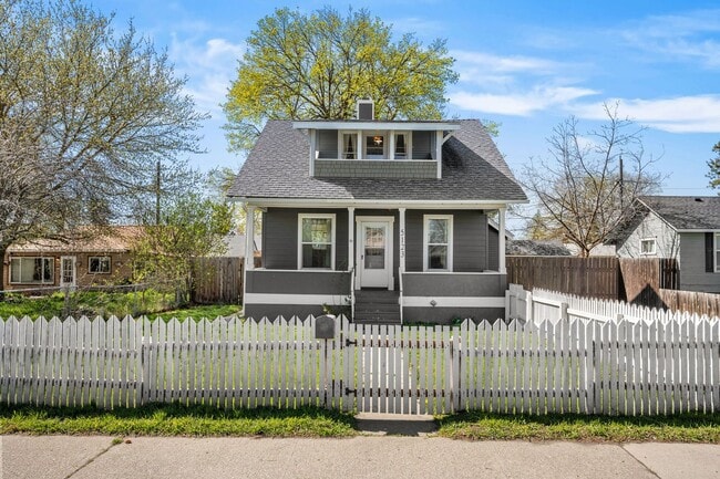 Building Photo - Great Location! Northtown Charmer!