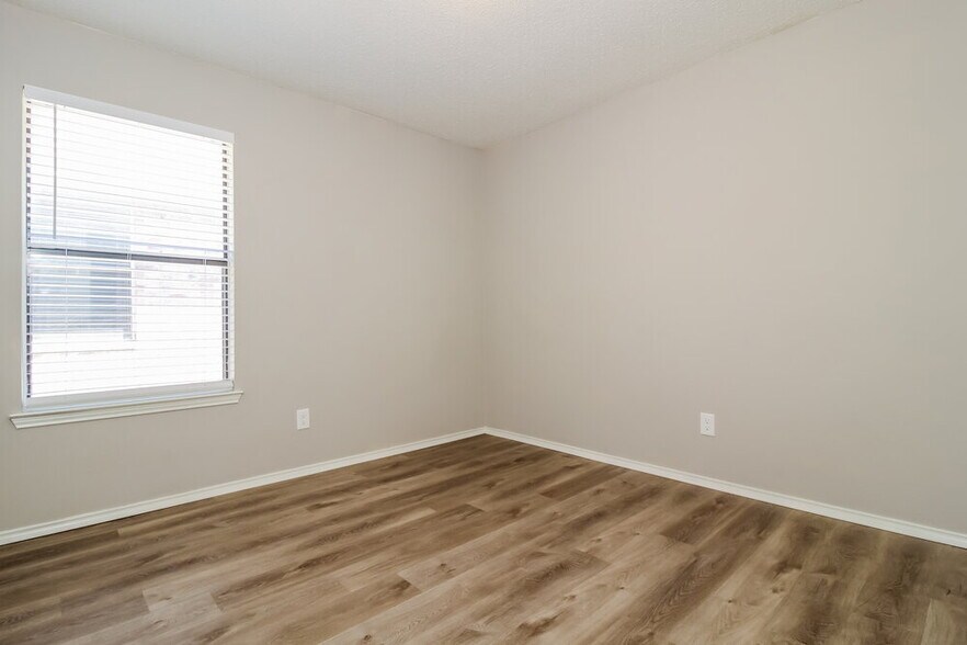 Building Photo - 701 Park View Ave