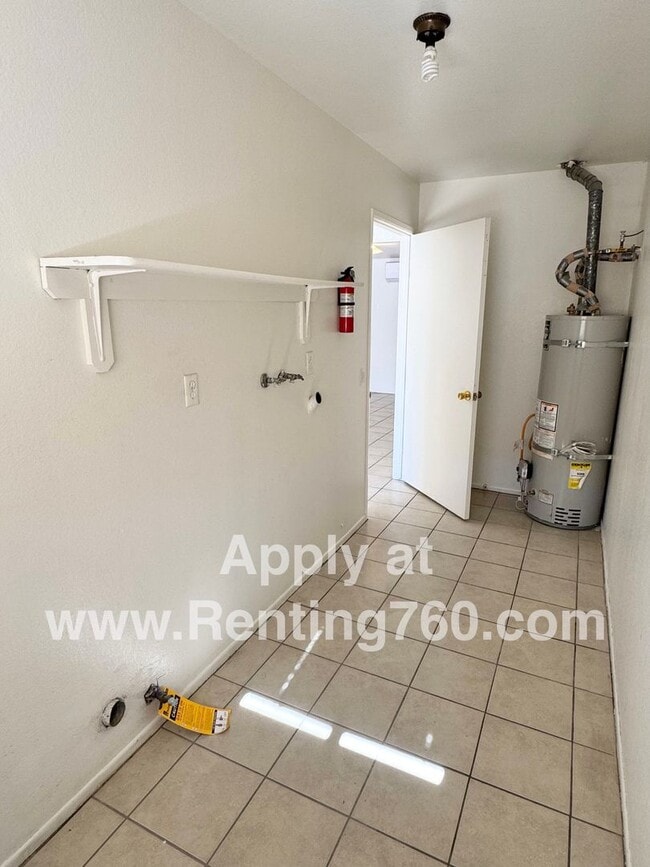 Building Photo - Spacious 2 Bed 1 Bath Home With Indoor Laundry Room