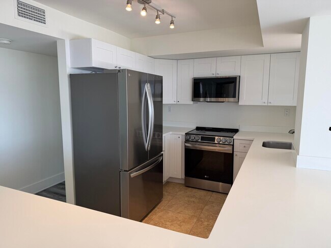 Building Photo - 2000 NE 135th St