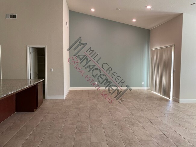 Building Photo - Beautiful 3 bedroom/2 bath home in northwe...