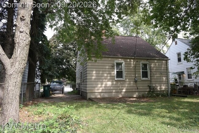 Building Photo - 626 E Twelve Mile Rd