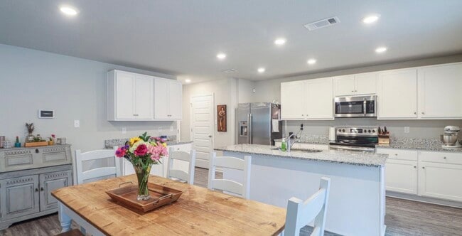 Building Photo - 9050 Bellewood Pl