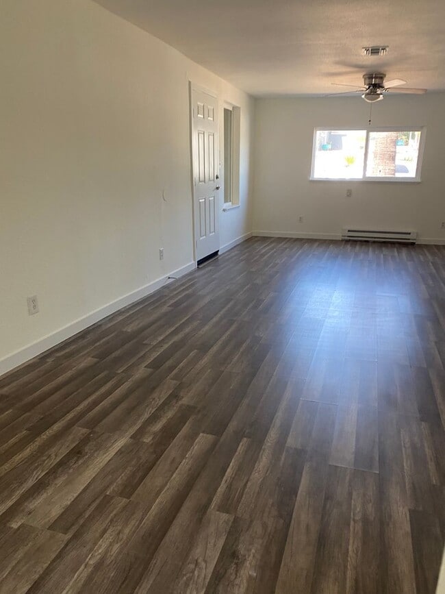 Building Photo - Louise