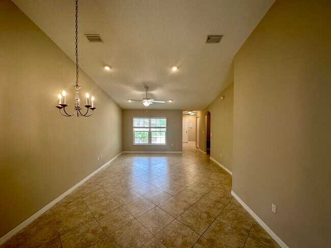 Building Photo - 10 Eton Ln