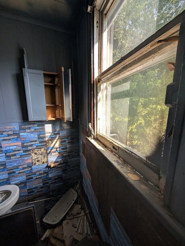 Building Photo - 422 S Louisa St