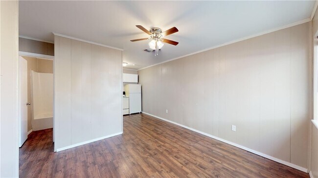 Building Photo - 204 Lynn Dr