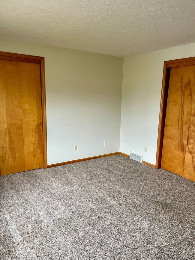 Building Photo - HALF DUPLEX W/ GARAGE LEX SCHOOLS!