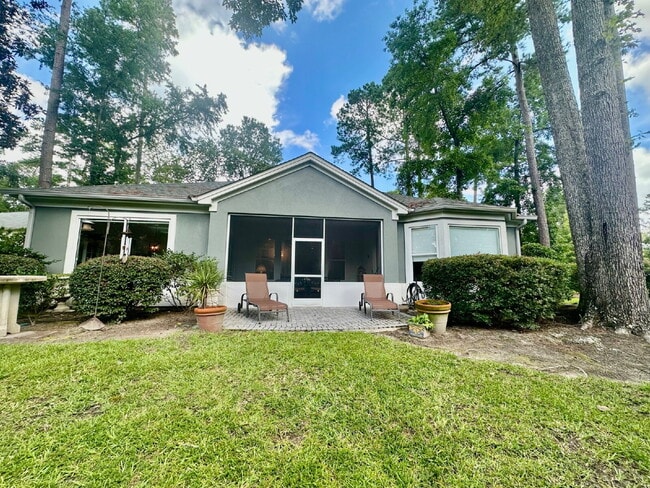 Building Photo - Spacious Beautifully Appointed Two Bedroom...