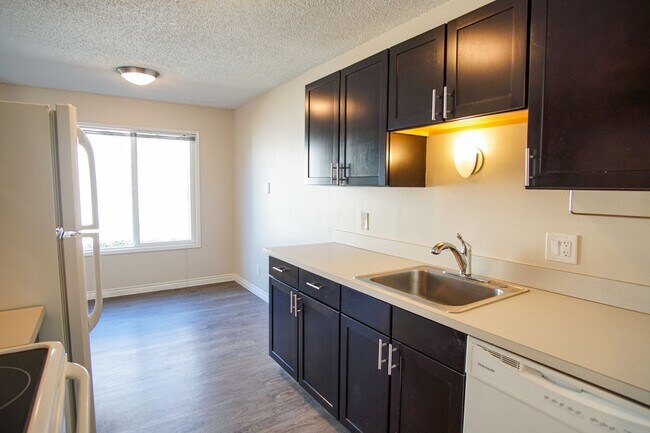 Building Photo - Great Refurbished Light & Bright 2Bed w/Private Entrance & Parking!